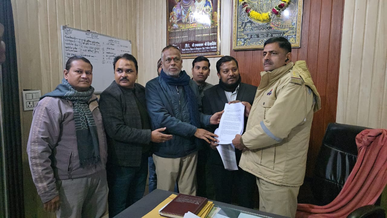 वृन्दावन में कथावाचक अनिरुद्धाचार्य के कथित बयान पर पत्रकारों का विरोध, थाना वृन्दावन में दी तहरीर