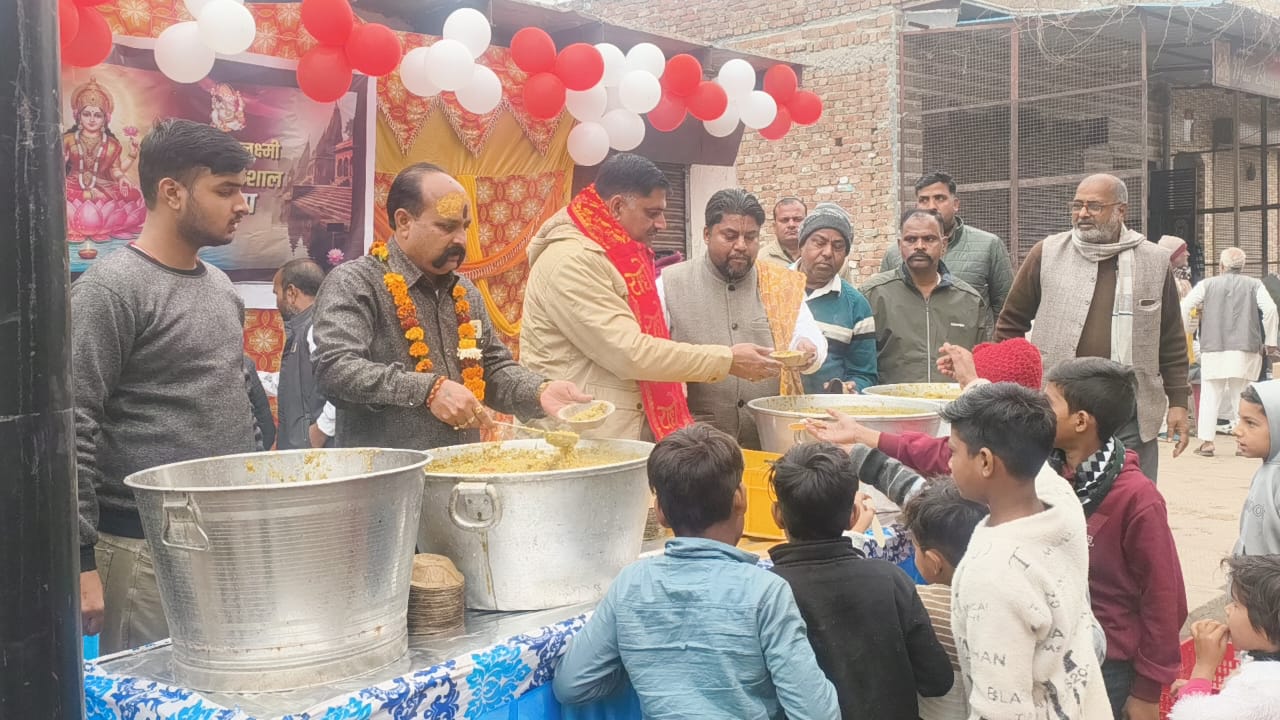 खिचड़ी महोत्सव को लेकर गौरानगर कॉलोनी में हुआ प्रसाद वितरण