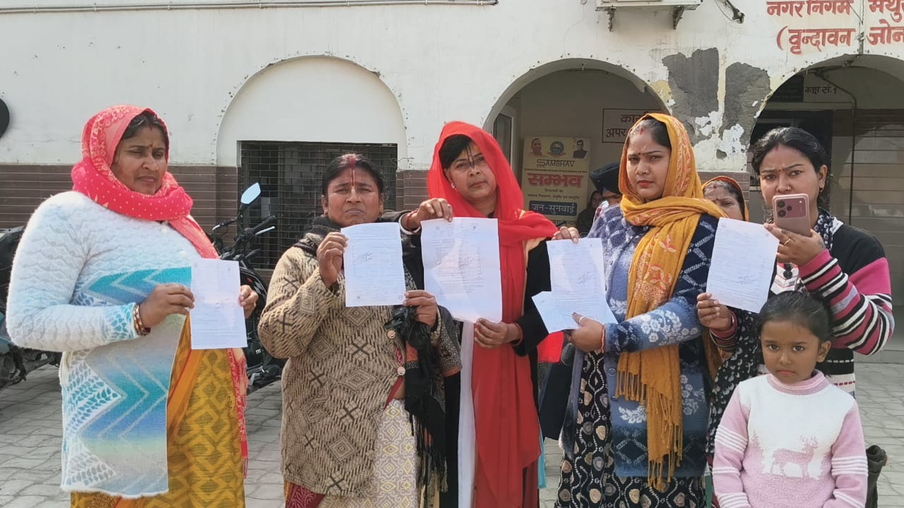 बिना सड़क-नाली दिए टैक्स की मार, भड़की सरस्वती बिहार की महिलाएं