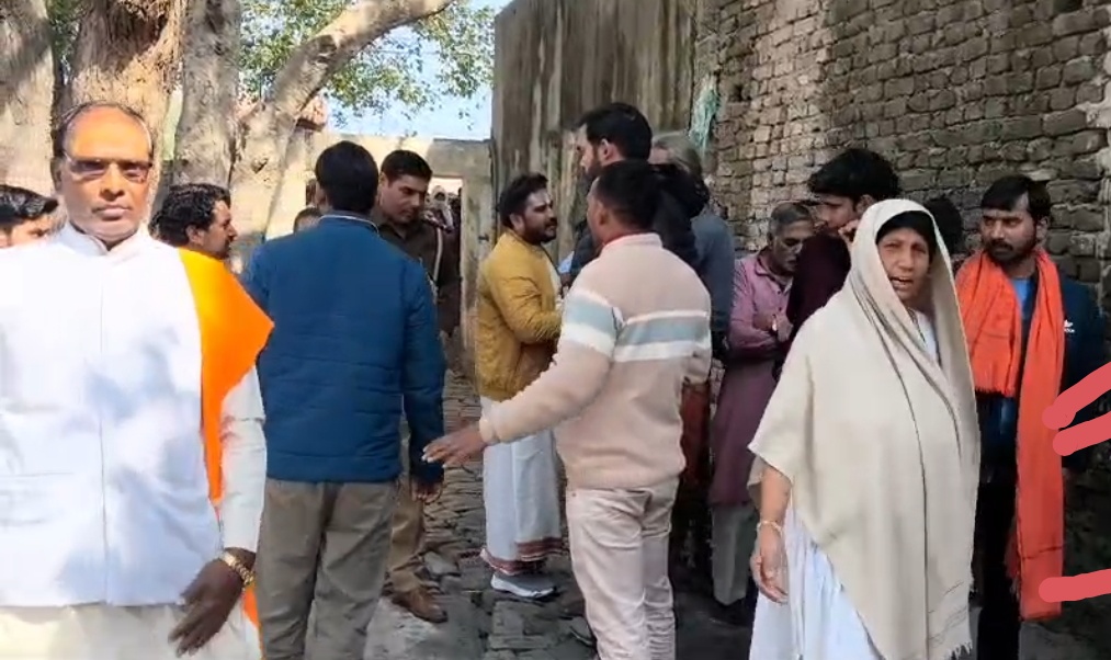श्रीकृष्ण बलदेव मंदिर माधवाचार्य आश्रम और गोरे दाऊजी आश्रम विवाद : लाठी-डंडों के साथ पहुंचे दो दर्जन लोग, महिलाओं के बीच पत्थरबाज़ी