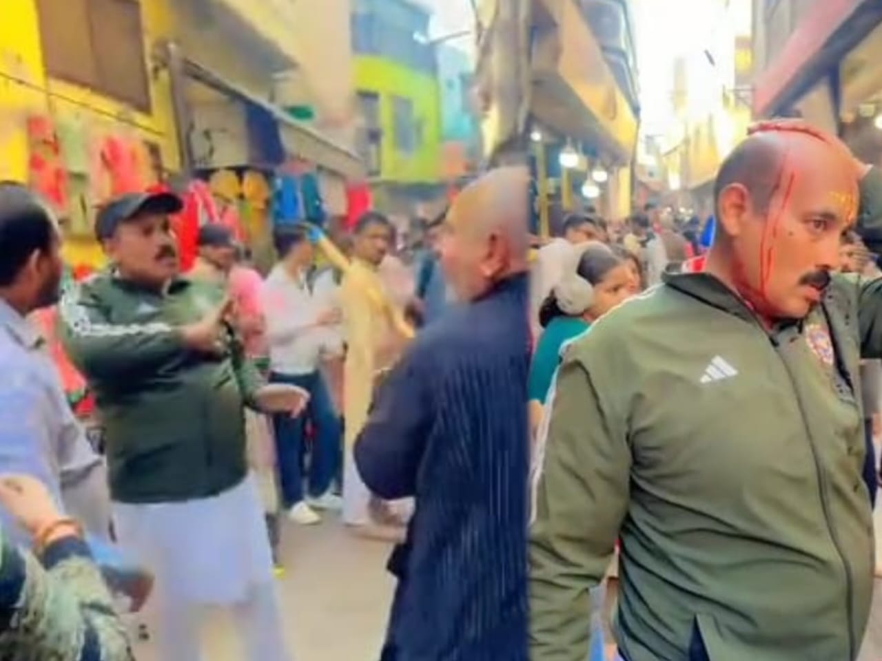 बांके बिहारी मन्दिर के सेवायत की दबंगई, सिर फोड़ने के बाद दी जान से मारने की धमकी