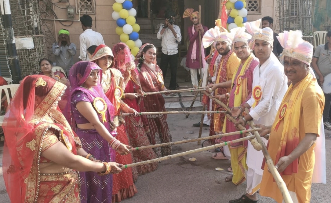 हुरियारिनों की लाठियों से गूंजा दाऊजी मंदिर, प्राचीन हुरंगे में उमड़ा भक्ति और प्रेम का सैलाब