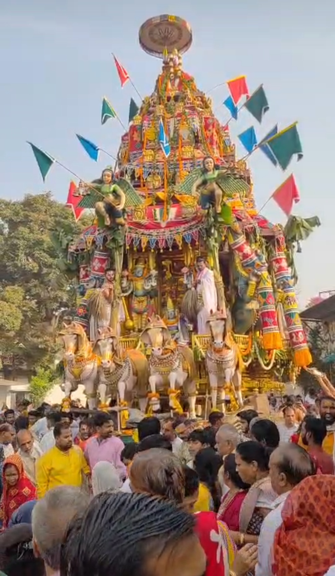 वृंदावन में उमड़ा आस्था का सागर : 60 फुट ऊँचे चंदन रथ पर विराजे ठाकुर गोदा रंगमन्नार, जयघोषों से गूंजा रंगनाथ मंदिर