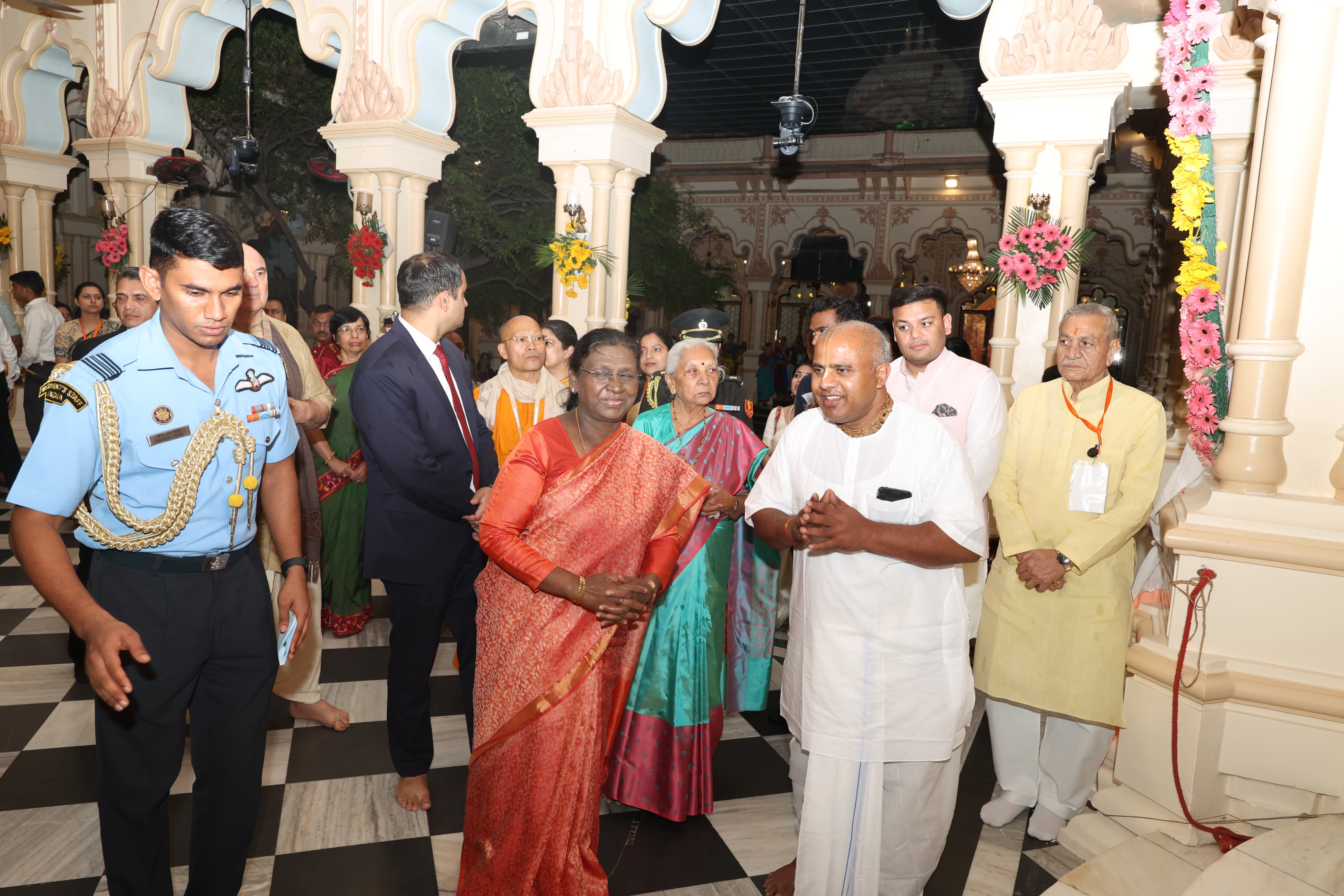 राष्ट्रपति द्रौपदी मुर्मु ने इस्कॉन मंदिर में किया पूजन-अर्चन