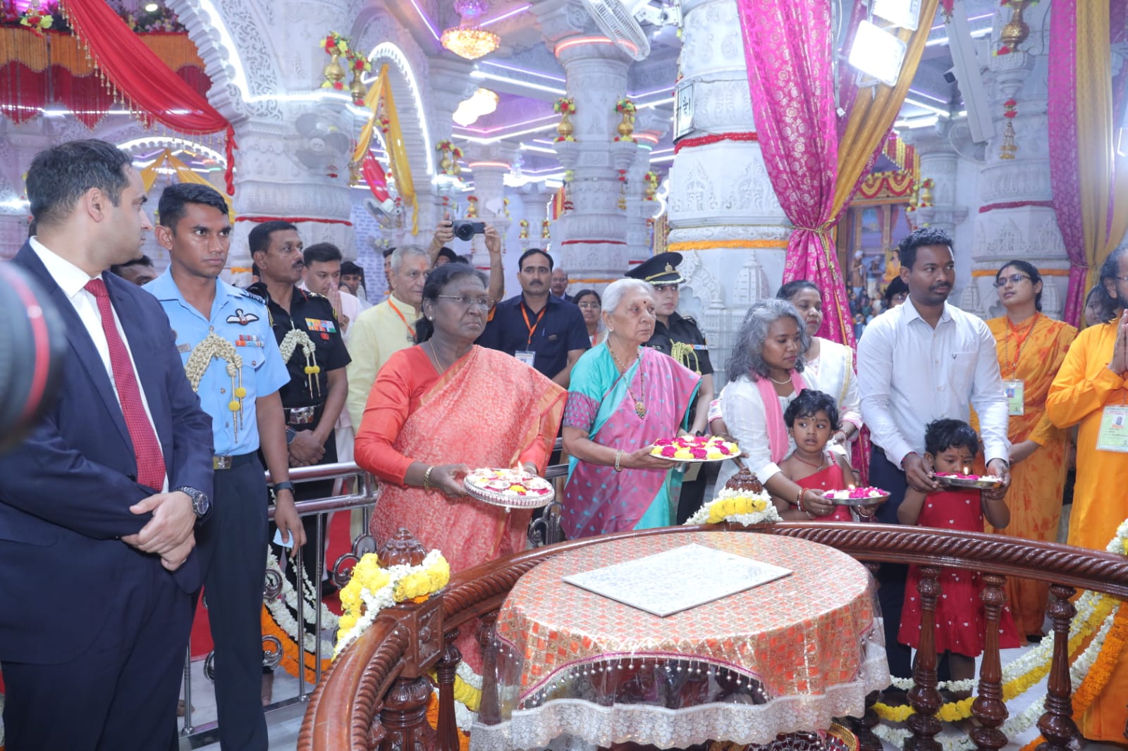 राष्ट्रपति द्रौपदी मुर्मु ने प्रेम मंदिर में किए दर्शन, भक्ति में डूबी नज़र आईं महामहिम