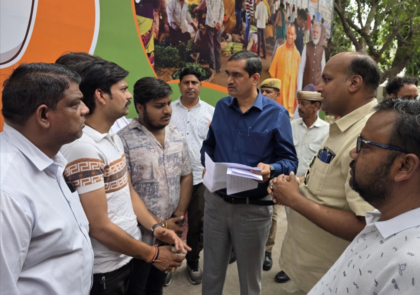 वृंदावन जाम से बेहाल : व्यापारियों का फूटा गुस्सा, सीएम के नाम सौंपा ज्ञापन