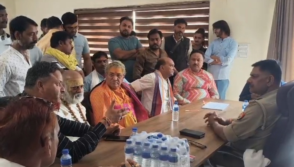 भागवाताचार्य पर हमला ! वृंदावन में मृदुल कांत को घेरकर पीटा, रुद्राक्ष की माला छीनी